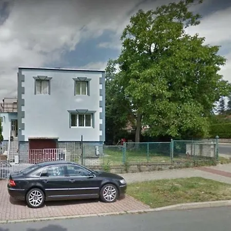 Family House With Parking Vakantiehuis Praag